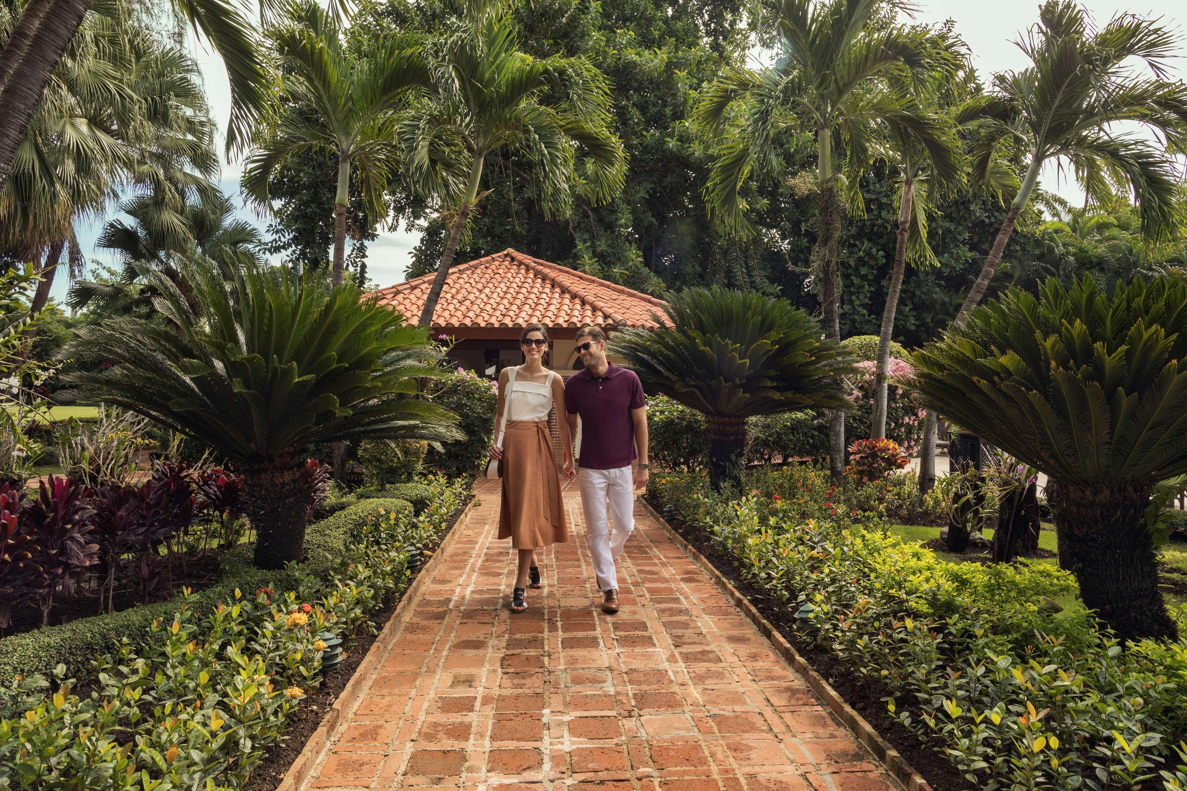 El Embajador, A Royal Hideaway Hotel Σάντο Ντομίγκο Εξωτερικό φωτογραφία The resort's gardens