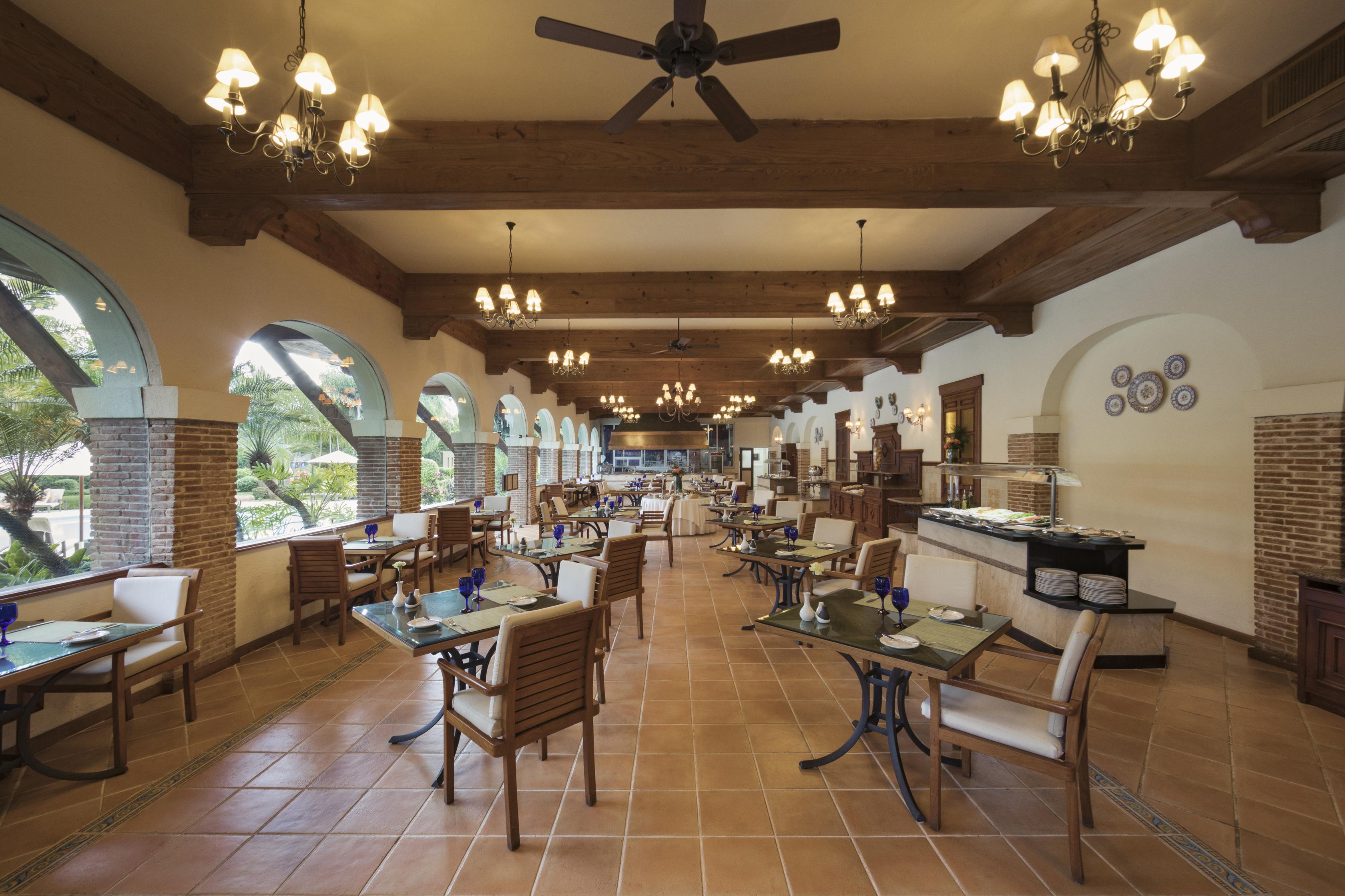 El Embajador, A Royal Hideaway Hotel Σάντο Ντομίγκο Εξωτερικό φωτογραφία The restaurant at the hotel