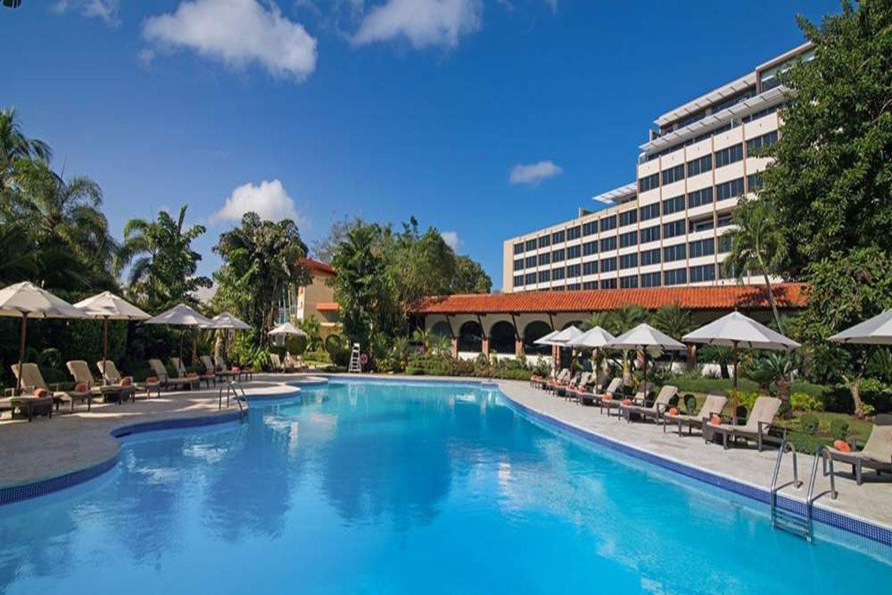 El Embajador, A Royal Hideaway Hotel Σάντο Ντομίγκο Εξωτερικό φωτογραφία The swimming pool at the hotel